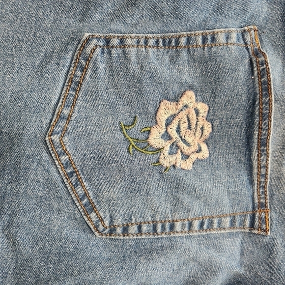 Bloom Chic embroidered plus size jean shorts - Picture 4 of 4
